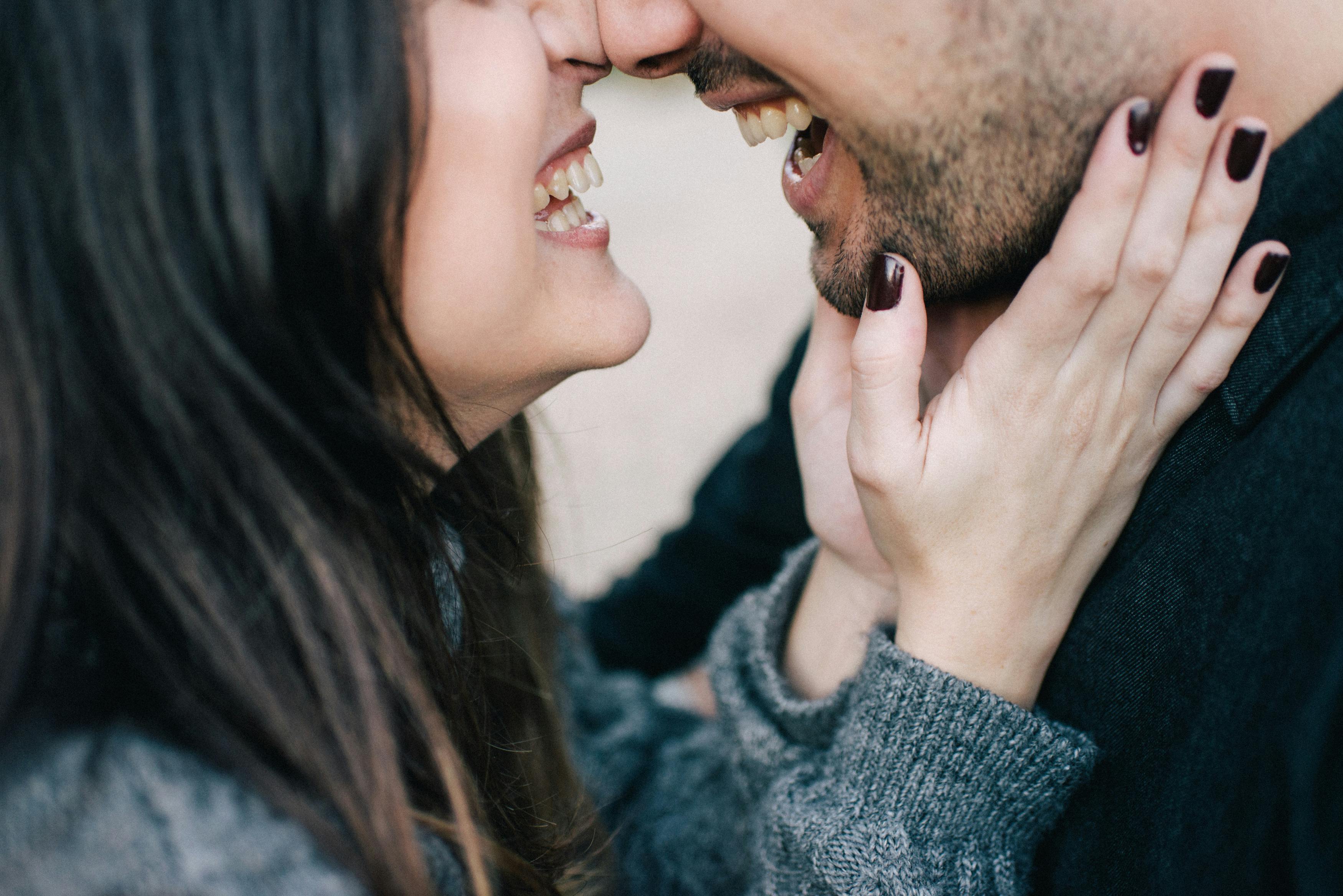 alt="Un couple complice riant ensemble dans un moment de proximité affective"